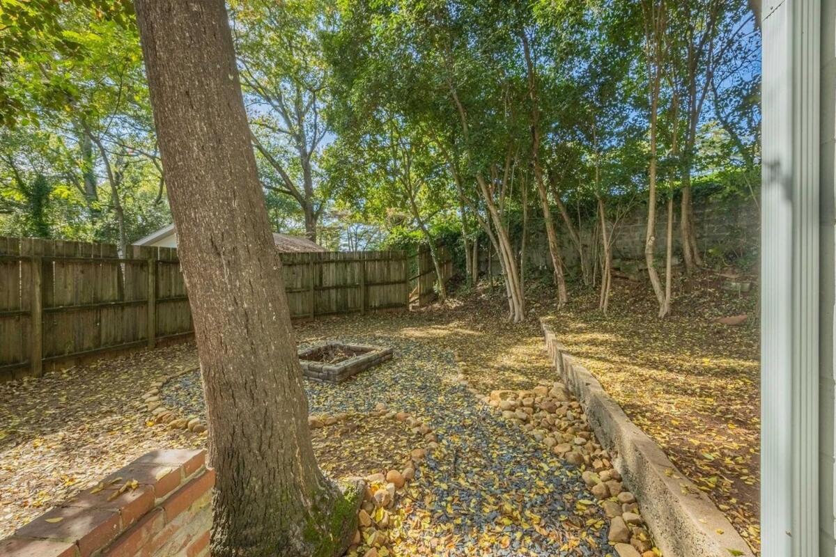 Classic City Apartment With Firepit Athens Exterior photo