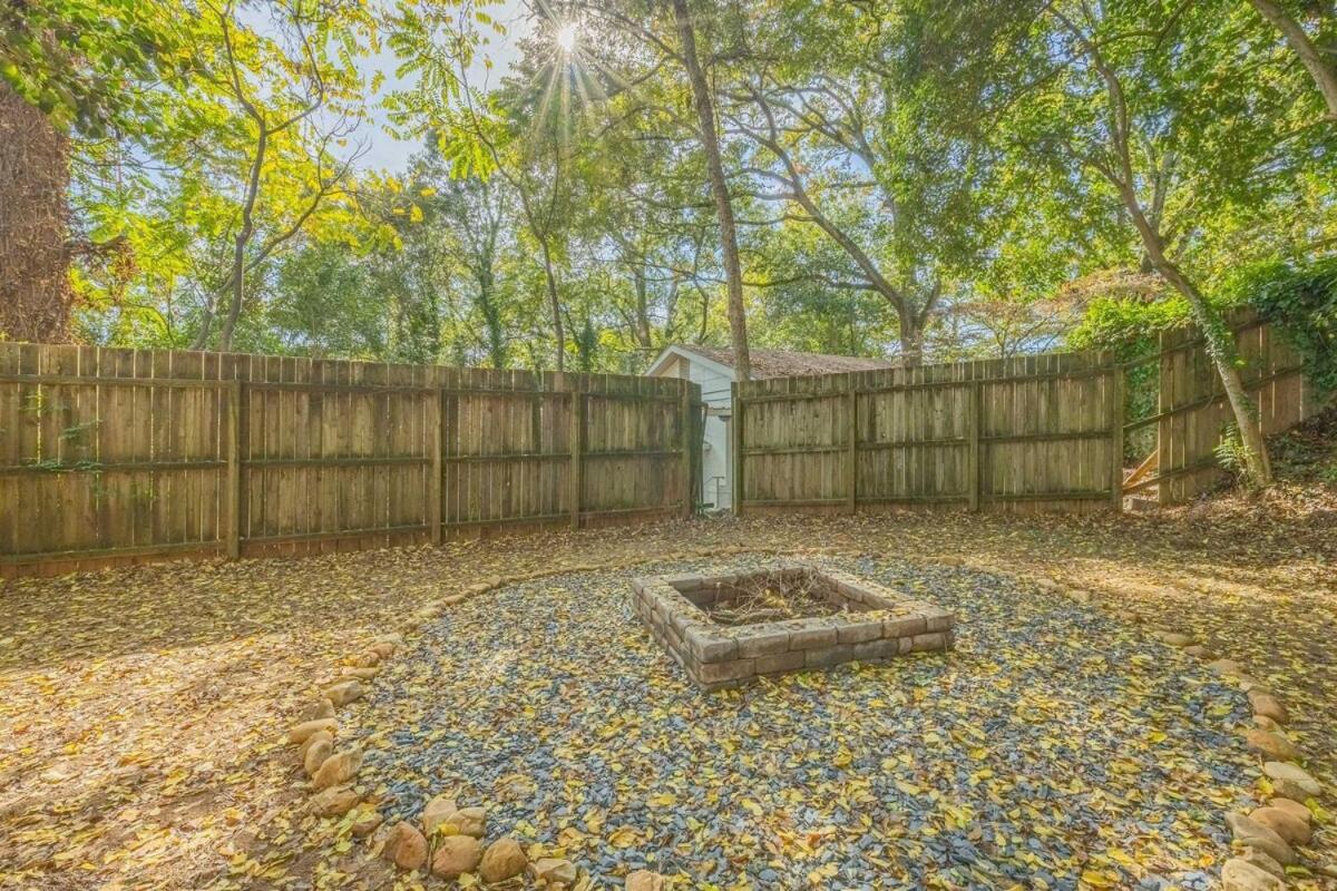 Classic City Apartment With Firepit Athens Exterior photo
